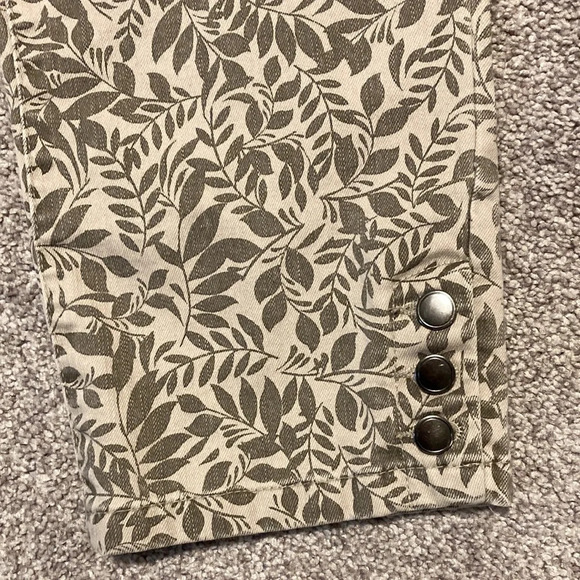 NWOT Christopher & Banks neutral leaf patterned denim capris 4P - Picture 7 of 15